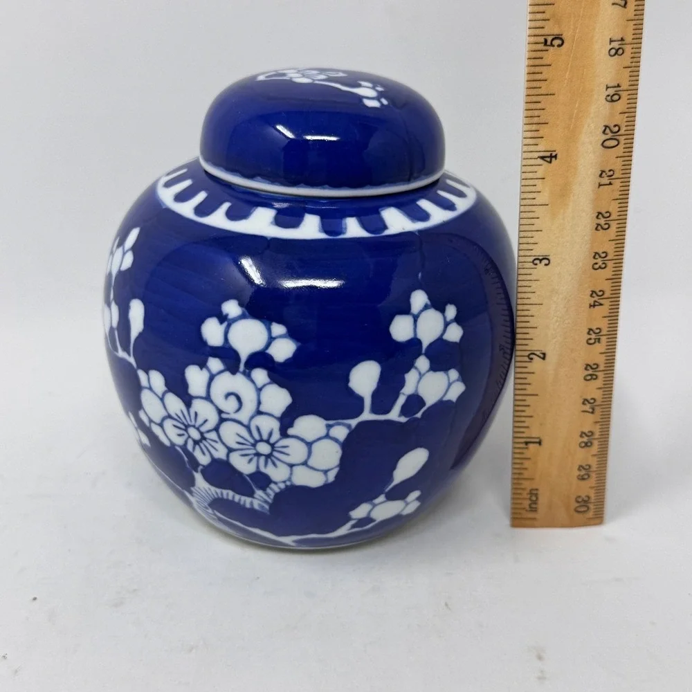 Small Vintage Blue & White Porcelain Chinoiserie Ginger Jar with Lid